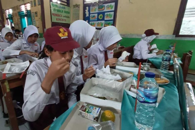 BPOM memperkenalkan 13 program inovatif yang dirancang untuk meningkatkan akses masyarakat terhadap makanan bergizi secara gratis. Dengan inisiatif ini, diharapkan setiap individu dapat menikmati manfaat gizi yang optimal, sekaligus mengubah pola hidup sehat di seluruh Indonesia. Program-program ini mencakup penyuluhan gizi, distribusi pangan sehat, dan pelatihan bagi masyarakat untuk menciptakan kebiasaan makan yang lebih baik.
