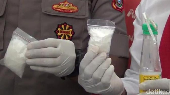 Di tengah gelapnya dunia narkoba, seorang bandar sabu di Aceh Besar terungkap dalam aksi dramatis! Dikenal dengan keberaniannya, ia tak hanya membekali diri dengan pistol, tetapi juga mengajak pacarnya dalam perjalanan menuju kehancuran. Penangkapan ini bukan hanya menandai akhir dari karir kriminalnya, tetapi juga menggugah pertanyaan: seberapa jauh cinta dapat membawa seseorang ke jurang kejahatan? Saksikan momen menegangkan ini dan temukan kebenaran di balik kisah gelap mereka!