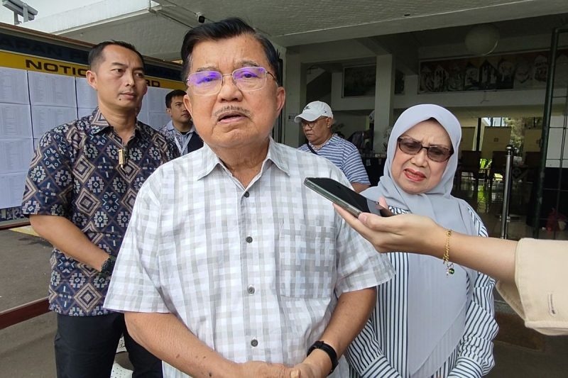 Di tengah ketegangan politik yang meningkat, JK mengambil langkah tegas dengan melaporkan Agung Laksono ke polisi. Sementara itu, TNI melakukan mutasi penting dengan penunjukan Letjen Mohammad Fadjar sebagai Pangkostrad yang baru. Peristiwa ini menunjukkan dinamika kekuasaan yang terus berkembang di Indonesia, di mana konflik politik dan perubahan struktural di militer saling berinteraksi.