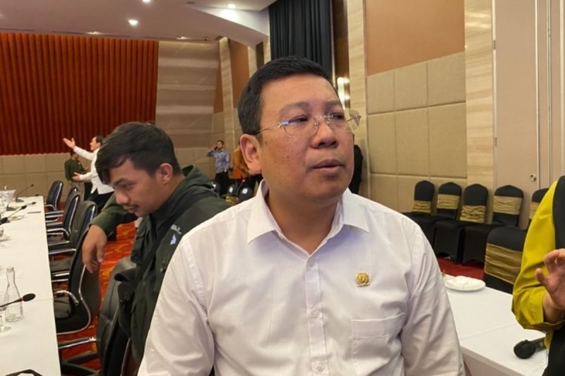 Di tengah lonjakan harga minyak yang mengkhawatirkan, Presiden Prabowo Subianto mengambil langkah tegas dengan memerintahkan BUMN Pangan untuk menguasai stok dan distribusi. Kebijakan ini bertujuan untuk memastikan ketersediaan minyak yang stabil dan terjangkau bagi masyarakat, sekaligus mengatasi potensi krisis pasokan yang dapat mempengaruhi perekonomian nasional.