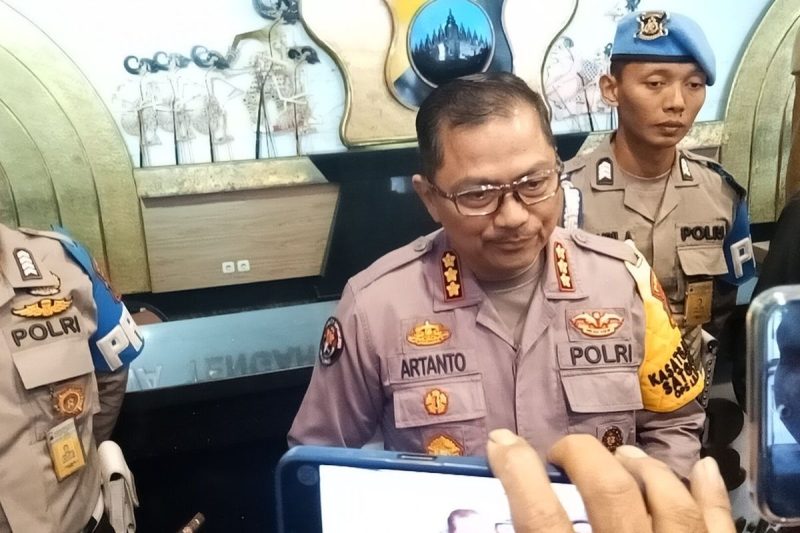 Tersangka pemerasan PPDS Undip terlihat bebas berkeliaran di luar kantor polisi, sementara pihak kepolisian menjelaskan alasan di balik keputusan tidak menahan mereka.