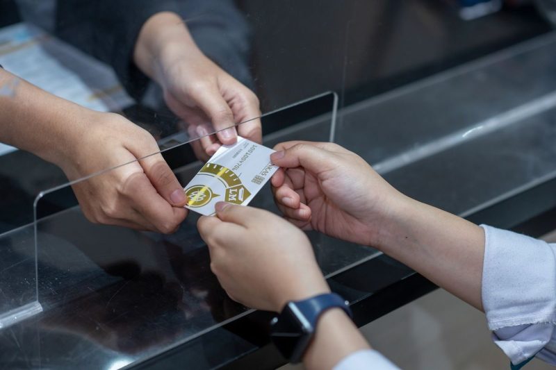 Harga Emas Antam yang merosot tajam hingga Rp 14.000 hari ini menimbulkan tanda tanya besar: apakah ini peluang investasi atau justru ancaman bagi para pemegang emas?