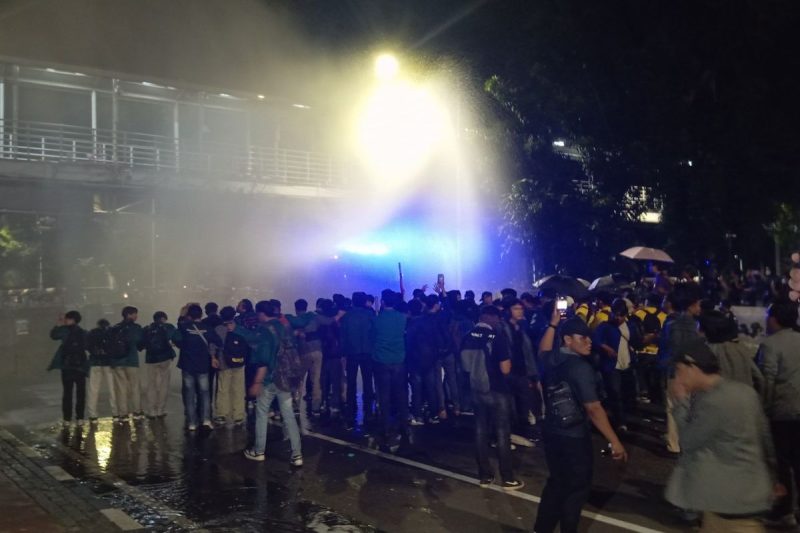 Polisi menggunakan water cannon untuk membubarkan aksi mahasiswa yang menolak PPN 12%, menciptakan momen tegang yang memicu pertanyaan tentang kebebasan berpendapat di tengah protes sosial.