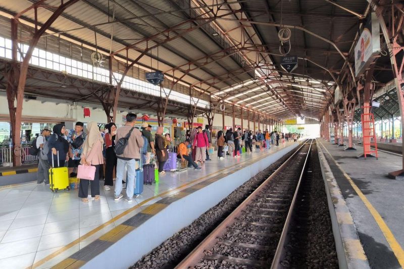 Antrian panjang penumpang di stasiun selama libur Nataru mencerminkan lonjakan 3,56 juta penumpang yang dilayani KAI, menyoroti tantangan dalam pelayanan di tengah keramaian