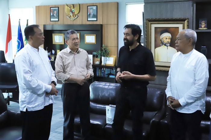 Mualem dan Rektor USK terlibat dalam diskusi mendalam mengenai tantangan dan peluang untuk meningkatkan kualitas pendidikan di Aceh.