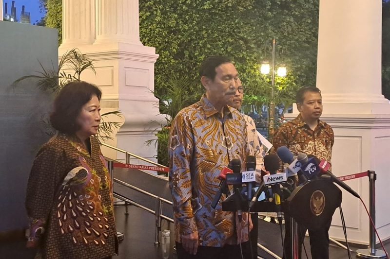 Pertemuan antara Luhut Binsar Pandjaitan dan jajaran Dewan Ekonomi Nasional (DEN) dengan Presiden Prabowo Subianto di Istana Kepresidenan, Jakarta. Dalam diskusi ini, mereka membahas isu kritis mengenai daya beli kelas menengah yang tengah terancam. Luhut dan anggota DEN menyampaikan berbagai masukan dan strategi untuk mengantisipasi penurunan daya beli, sekaligus meningkatkan penerimaan negara dan daya saing industri.