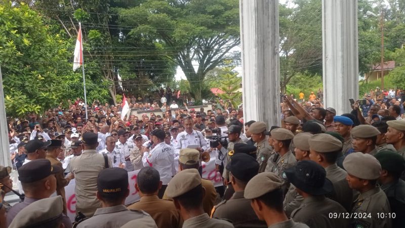 Ratusan perangkat desa Aceh Timur menggelar aksi di depan Pendopo Bupati, menuntut pembayaran Siltap yang belum cair selama dua bulan terakhir