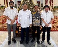 Presiden RI, Prabowo Subianto, menerima pasangan calon Gubernur dan Wakil Gubernur Aceh terpilih, Muzakir Manaf (Mualem) dan Fadhlullah (Dek Fadh), di Istana Negara, Jakarta, pada Senin (9/12/2024). Dalam pertemuan tersebut, Presiden Prabowo memberikan ucapan selamat dan pesan penting terkait pembangunan Aceh ke depan.