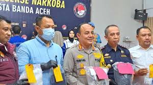 Empat mahasiswa Aceh yang ditangkap Polresta Banda Aceh terkait kasus sabu 3,2 kg saat dihadirkan dalam konferensi pers. Barang bukti berupa sabu senilai lebih dari Rp3 miliar turut diperlihatkan.