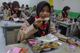 Siswa menerima manfaat dari Program Makan Bergizi Gratis, sebuah inisiatif pemerintah untuk meningkatkan kualitas gizi generasi penerus bangsa