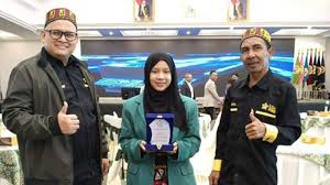 *Keterangan Foto*:
Tim mahasiswa Universitas Syiah Kuala (USK) merayakan keberhasilan mereka setelah meraih juara 2 dalam lomba presentasi poster terbaik tingkat nasional, yang diselenggarakan oleh Belmawa Kemendiktisaintek. Mereka mempresentasikan proyek bertema