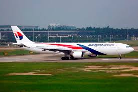 Pesawat Airbus A330neo milik Malaysia Airlines terlihat terparkir di Bandara Internasional Kuala Lumpur (KLIA) setelah dihentikan operasinya akibat masalah teknis pada penerbangan perdananya