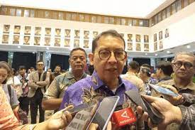 Menteri Kebudayaan Fadli Zon saat membahas rencana revisi catatan sejarah Indonesia di Universitas Pendidikan Indonesia (UPI), Bandung, Sabtu (14/12).