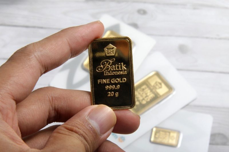 Emas batangan Antam yang dijual di Butik Emas Graha Dipta Pulo Gadung, Jakarta, menunjukkan harga terbaru setelah penurunan harga pada Kamis (19/12/2024)