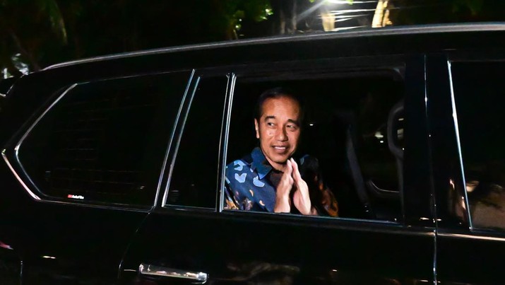 Dalam momen penuh ketegangan, Jokowi terlihat tegas saat memberikan pernyataan setelah dikeluarkan dari DPIP. Gambar ini menangkap ekspresi seriusnya saat membongkar fakta-fakta mengejutkan di balik pemecatannya, yang mengundang perhatian publik. Apa sebenarnya yang terjadi di balik layar? Dengan nada yang penuh keyakinan, Jokowi membagikan informasi yang selama ini disembunyikan, menjadikan momen ini sebagai titik balik dalam karier politiknya.