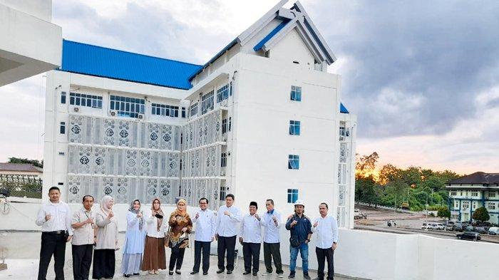 Rektor UIN Sultan Thaha Saifuddin Jambi bersama Direktur Jenderal Pendidikan Islam Kementerian Agama saat meresmikan izin operasional Fakultas Kedokteran, Senin (23/12/2024). Pembukaan fakultas ini diharapkan mampu mencetak tenaga medis yang kompeten dan berlandaskan nilai-nilai Islam.