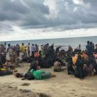 Para pengungsi Rohingya terlihat terdampar di pesisir Aceh setelah menempuh perjalanan laut yang berbahaya. Dalam foto ini, mereka terlihat kelelahan dan terpisah dari kapal kayu yang rusak, yang membawa mereka melintasi perairan. Keadaan mereka kini menjadi sorotan, dengan upaya penyelamatan dan penanganan darurat oleh pihak berwenang serta organisasi internasional seperti UNHCR dan IOM.