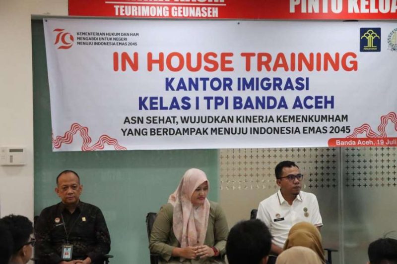 Peserta In-House Training Reformasi Birokrasi di Kantor Imigrasi Banda Aceh mengikuti sesi materi yang dipimpin oleh Dosi Elfian, S.Hi., CPS, untuk memperkuat pelayanan publik dan mewujudkan Wilayah Birokrasi Bersih Melayani (WBBM)