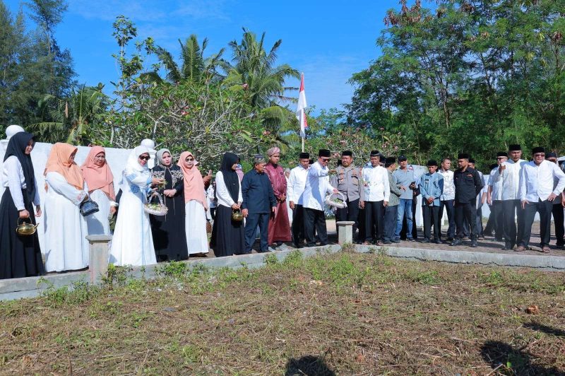 Masyarakat Aceh Barat ziarah ke makam massal korban tsunami di Suak Indrapuri, mengenang tragedi 20 tahun lalu dengan doa dan harapan untuk masa depan yang lebih tangguh