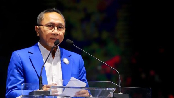 Ketua Umum Partai Amanat Nasional (PAN) Zulkifli Hasan (Zulhas) sedang memberikan arahan kepada para kader PAN yang menduduki jabatan di Kabinet Merah Putih. Dalam pertemuan tersebut, Zulhas menekankan pentingnya kerja keras untuk mewujudkan cita-cita Presiden Prabowo dalam mencapai swasembada pangan pada tahun 2027
