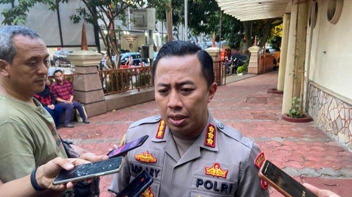 Polisi Polda Metro Jaya mengimbau masyarakat Jakarta untuk menggunakan transportasi publik selama perayaan malam tahun baru, guna mengurangi kemacetan dan menjaga ketertiban di sejumlah lokasi keramaian