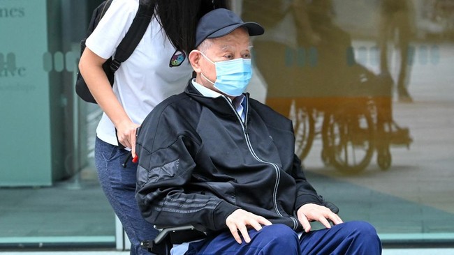 OK Lim, taipan minyak berusia 82 tahun, tampak menggunakan kursi roda saat menghadiri sidang, mencerminkan kondisi fisiknya yang menua di tengah skandal finansial besar yang mengguncang Singapura.
