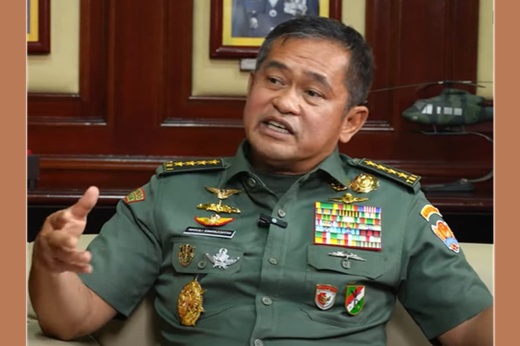 Jenderal TNI Maruli Simanjuntak, Kepala Staf Angkatan Darat (KSAD), dalam sebuah kesempatan wawancara atau diskusi. Jenderal Maruli tengah berbicara mengenai revisi Undang-Undang TNI yang memungkinkan prajurit TNI menduduki jabatan sipil di berbagai kementerian dan lembaga pemerintah. Dalam pernyataannya, beliau menegaskan bahwa TNI tidak berusaha mengambil alih posisi yang biasanya diisi oleh sipil, namun ingin memberikan peluang bagi prajurit yang memenuhi syarat