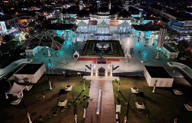 suasana di Masjid Raya Baiturrahman, Banda Aceh, saat peringatan 20 tahun tragedi gempa dan tsunami Aceh. Masyarakat Aceh tengah mengikuti rangkaian kegiatan untuk mengenang para korban, dengan penekanan tombol sirine sebagai simbol mengenang musibah tersebut