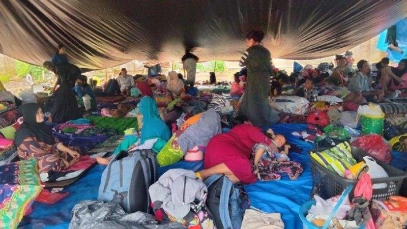  Suasana pengungsian di Kabupaten Cianjur setelah bencana hidrometeorologi melanda. Ribuan warga yang rumahnya rusak parah masih bertahan di tempat pengungsian seperti rumah kerabat, gedung pemerintahan, dan balai desa, meskipun status darurat bencana resmi dihentikan pada 25 Desember 2024