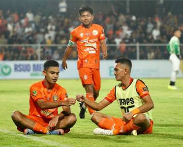 Selebrasi pemain Persiraja Banda Aceh setelah memastikan kemenangan telak 6-2 atas Persikota Tangerang di Stadion H Dimurthala Lampineung, Jumat (20/12/2024) malam. Kemenangan ini memastikan Persiraja lolos ke babak 8 besar Liga 2