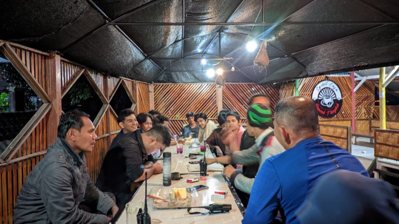 Diskusi serius: Anak-anak muda Perumahan Tiongkok tengah menyusun struktur kepengurusan Club Petanque dalam pertemuan di Kafe Syibil, Rabu (4/12/2024)