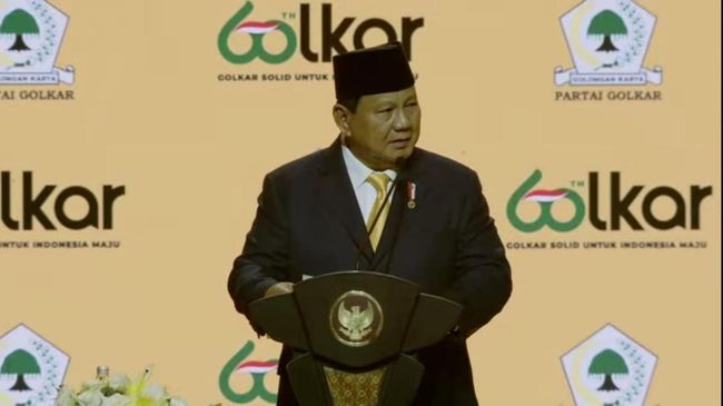 Presiden RI, Prabowo Subianto, saat memberikan pidato dalam puncak perayaan HUT ke-60 Partai Golkar di Sentul, Kamis (12/12). Dalam pidatonya, Prabowo mengusulkan agar kepala daerah kembali dipilih oleh DPRD untuk mengurangi biaya politik dan meningkatkan efisiensi sistem pemerintahan.