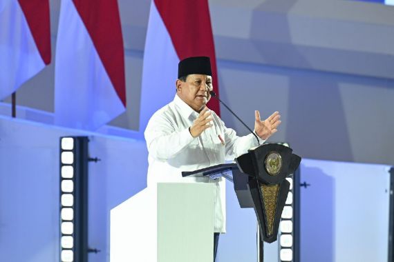 Presiden Prabowo Subianto yang sedang mengumumkan kenaikan gaji untuk para guru pada acara Puncak Peringatan Hari Guru Nasional