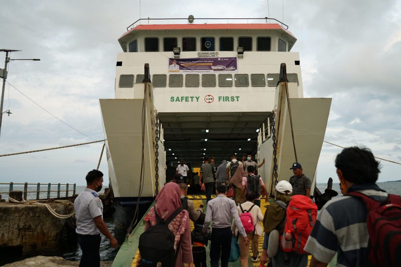 Suasana Pelabuhan Aceh Singkil jelang Natal dan Tahun Baru, dipadati penumpang tujuan Nias, Simeulue, dan Pulau Banyak. Petugas terlihat siaga mengatur arus kendaraan dan penumpang, Selasa (24/12/2024)