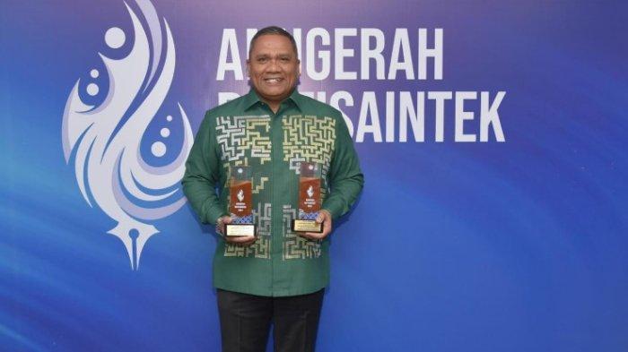 Rektor Universitas Negeri Gorontalo (UNG), Eduart Wolok, menerima penghargaan Gold Winner atas capaian kinerja kerja sama industri terbaik di tahun 2024, sebagai pengakuan atas upaya dan prestasi yang berhasil diraih oleh kampus tersebut