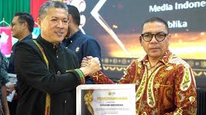 Rektor USK, Prof. Dr. Ir. Marwan, menyerahkan sertifikat penghargaan kepada News Manager Serambi Indonesia, Bukhari M. Ali, dalam malam puncak milad ke-63 Universitas Syiah Kuala di AAC Dayan Dawood, Banda Aceh, Sabtu (14/12/2024). Penghargaan ini diberikan atas kontribusi Serambi Indonesia dalam mendukung penyebaran semangat inovasi melalui pemberitaan berkualitas.