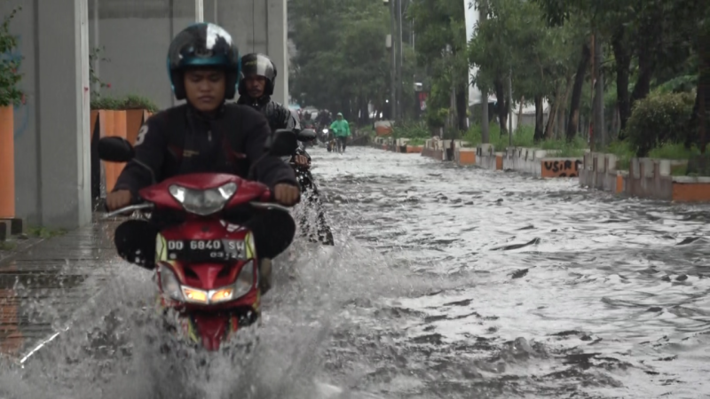 Banjir merendam jalan utama di Sulawesi Selatan dengan ketinggian air hingga 60 cm, memutus akses transportasi dan membuat warga terisolasi.