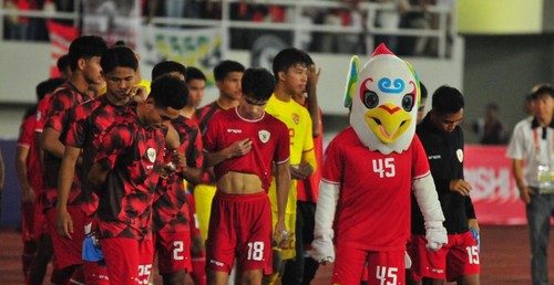 Skuad Timnas Indonesia meninggalkan lapangan dengan raut kecewa usai kekalahan melawan Filipina di laga penentu Piala AFF 2024