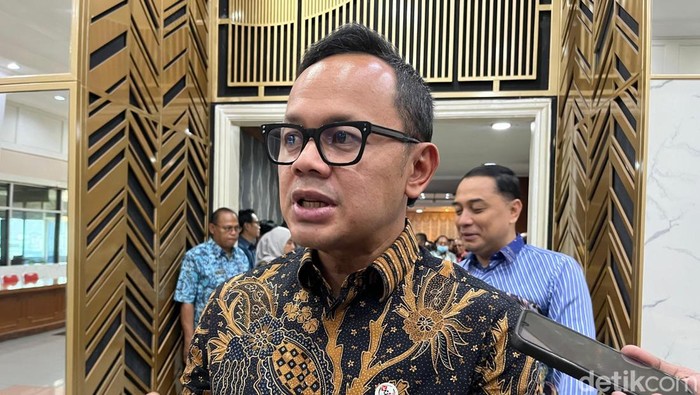 Bima Arya saat memberikan penjelasan kepada wartawan di Balai Kota Surabaya, Kamis (19/12/2024)
