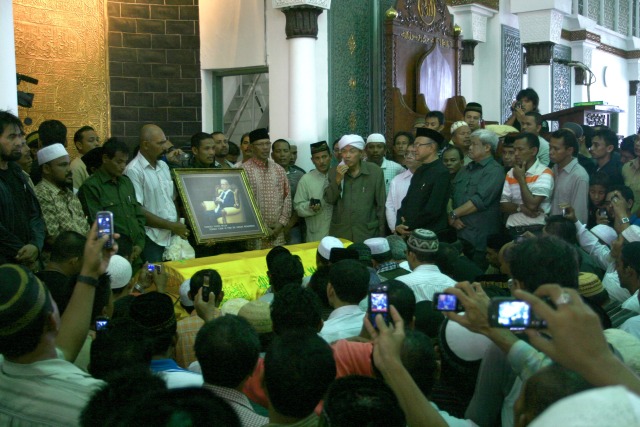 Ribuan pelayat mengiringi pemakaman Tgk Hasan Tiro di Gampong Manggra, Indrapuri, Aceh Besar, tempat beliau dimakamkan di samping leluhurnya, Pahlawan Nasional Tgk Chik Di Tiro