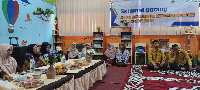 Kepala MIN 20 Aceh Besar bersama rombongan MIN 53 Bireuen usai kegiatan studi banding, Sabtu, 18 Januari 2025