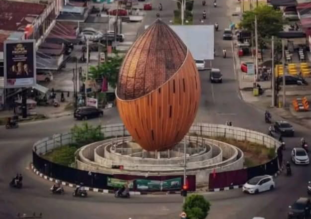 Tugu Aneuk Mulieng yang megah di Simpang Kocin, Pidie, berdiri kokoh sebagai simbol kebanggaan dan potensi ekonomi Kabupaten Pidie, dengan 23 bentuk Aneuk Mulieng mengelilingi tugu utama setinggi 17 meter