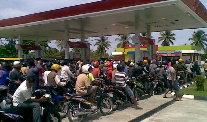 antrian panjang kendaraan di salah satu SPBU di Jakarta, yang terjadi setelah pengumuman kenaikan harga BBM nonsubsidi pada 1 Januari 2025. Banyak pengendara yang memanfaatkan kesempatan ini untuk mengisi bahan bakar sebelum harga naik, terlihat jelas bagaimana kebijakan baru ini mempengaruhi aktivitas masyarakat di stasiun pengisian bahan bakar