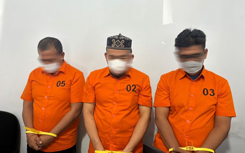 Tiga tersangka utama dalam kasus korupsi pengadaan wastafel di Aceh, yaitu RF, ZF, dan ML, saat ditahan oleh pihak kepolisian setelah terungkapnya penyalahgunaan anggaran