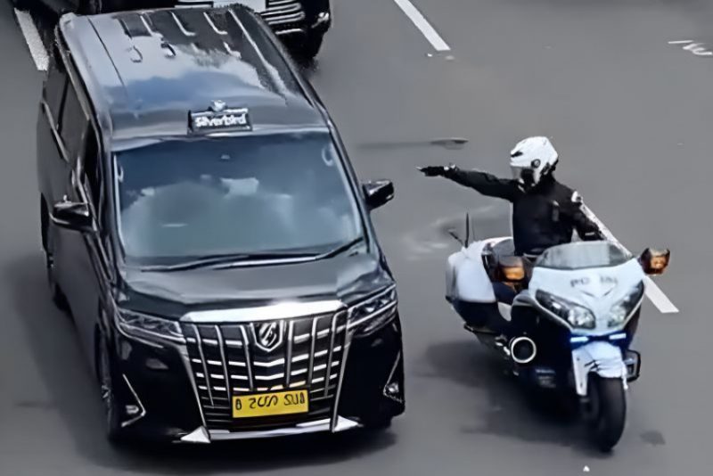 Tangkapan layar video viral di media sosial yang menunjukkan seorang petugas patwal Polda Metro Jaya sedang menunjuk-nunjuk sopir taksi di tengah kemacetan di Jalan Jenderal Sudirman, Jakarta