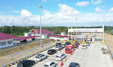 Suasana ruas Tol Sigli-Banda Aceh (Sibanceh) selama libur Natal dan Tahun Baru 2024/2025 yang dipadati kendaraan, mencerminkan lonjakan mobilitas masyarakat di wilayah tersebut