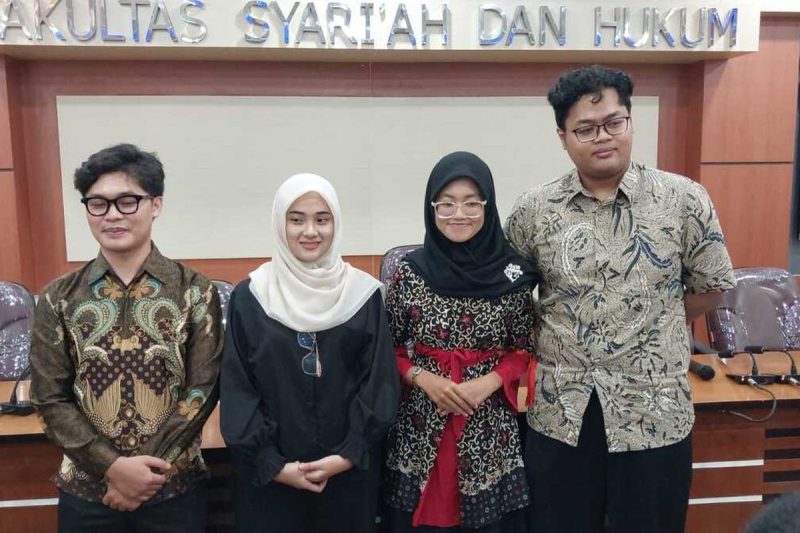 Empat mahasiswa UIN Sunan Kalijaga Yogyakarta merayakan kemenangan gugatan mereka atas Presidential Threshold 20% usai keputusan bersejarah Mahkamah Konstitusi, Jumat (3/1/2025)