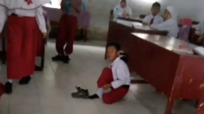 Tangkapan layar video viral yang memperlihatkan seorang siswa SD disuruh belajar di lantai oleh wali kelasnya karena menunggak uang sekolah, yang kemudian mendapat klarifikasi dari Kepala Sekolah