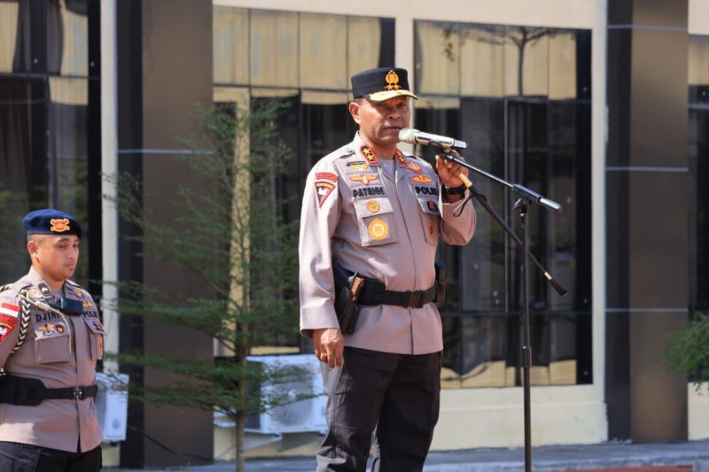 Kapolda Papua Irjen Pol Patrige R. Renwarin memberikan arahan kepada personel Satgas Amole di posko MP 39 Timika, dalam upaya menjaga keamanan wilayah operasional PT Freeport Indonesia di Mimika, Papua Tengah