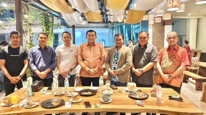 Pj Bupati Simeulue, Reza Fahlevi MM, bersama Bupati terpilih, Kombes Pol (Purn) Mohammad Nasrun Mikaris SH MH, dalam pertemuan dengan Anggota DPR HRD, 22 Januari 2025